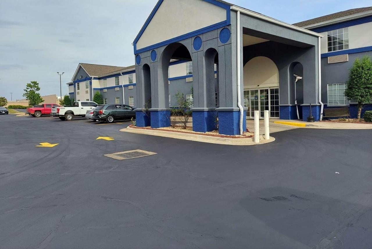 Days Inn & Suites By Wyndham Huntsville Exterior foto