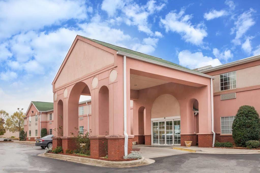 Days Inn & Suites By Wyndham Huntsville Exterior foto